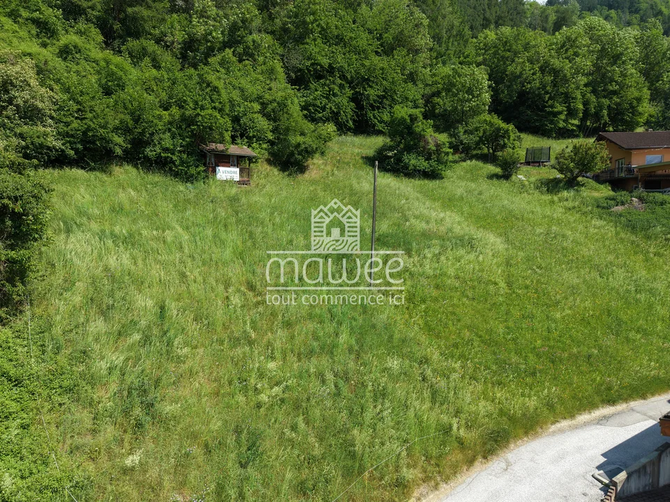 Terrain de 1682 m2 avec permis en force pour 3 chalets