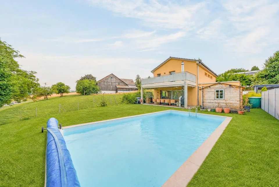 Villa familiale récente avec piscine chauffée et vue dégagée