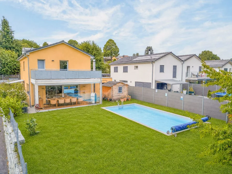 Villa für die Familie mit beheiztem Pool und freier Sicht