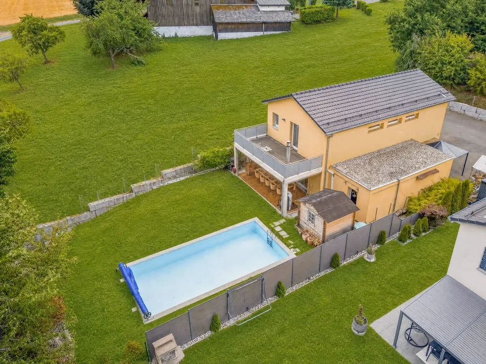 Villa für die Familie mit beheiztem Pool und freier Sicht
