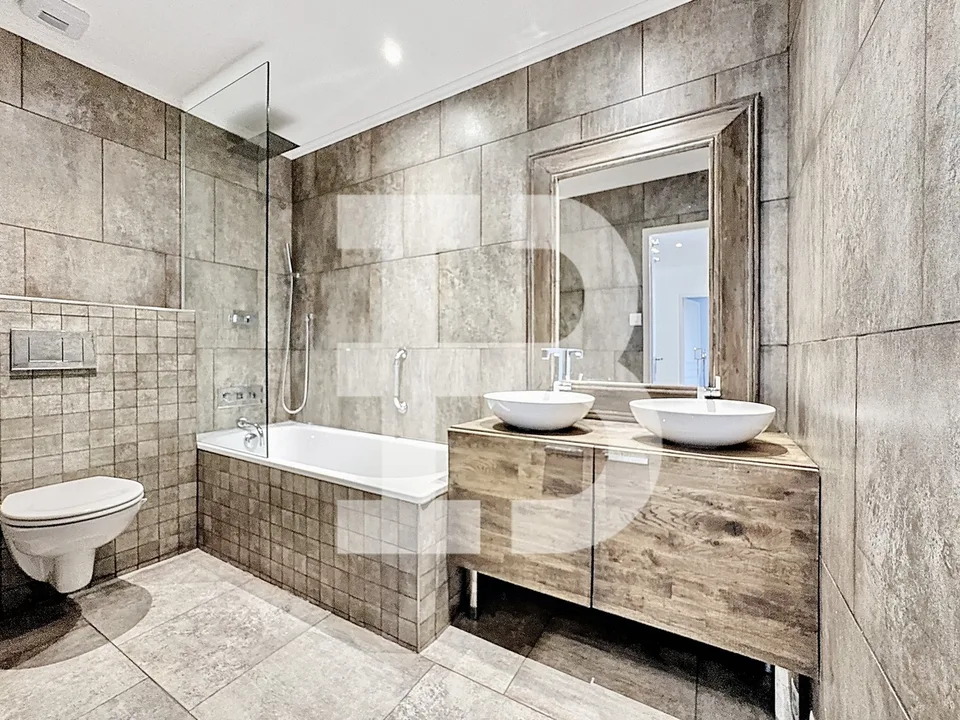Magnificent renovated 5-room apartment with breathtaking views