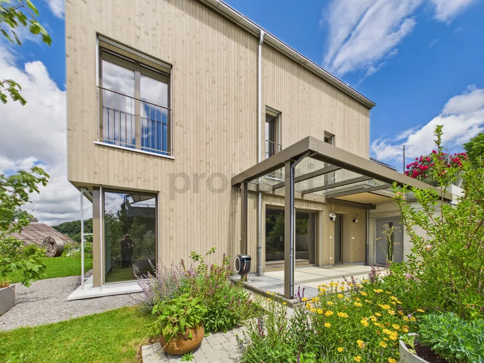Stilvolles Neubau-Einfamilienhaus in nachhaltiger Holzbauweise mit Naturgarten und Alpenblick