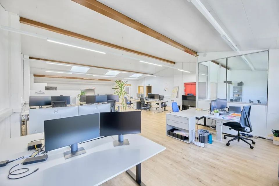 Bureau Loft Lumineux avec Ascenseur à Marchandises, Douche et Salle de Réunion