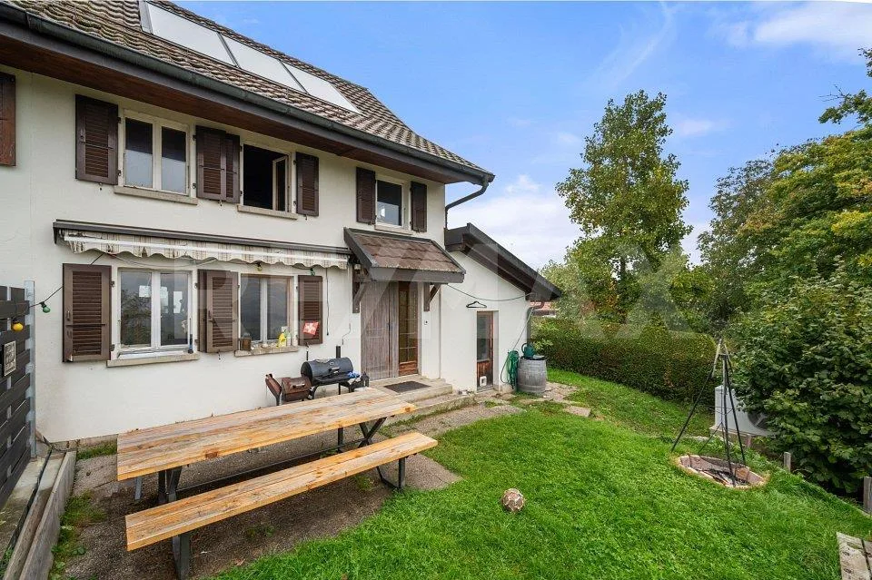 Charming semi-detached house with unobstructed view of the Prealps