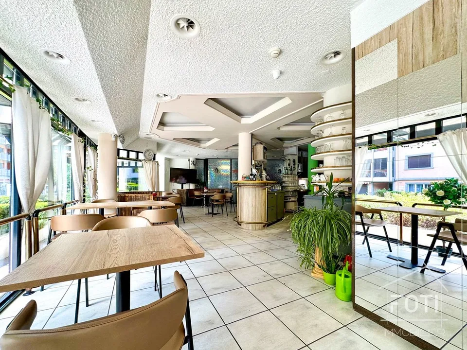 Spazio commerciale con terrazza.