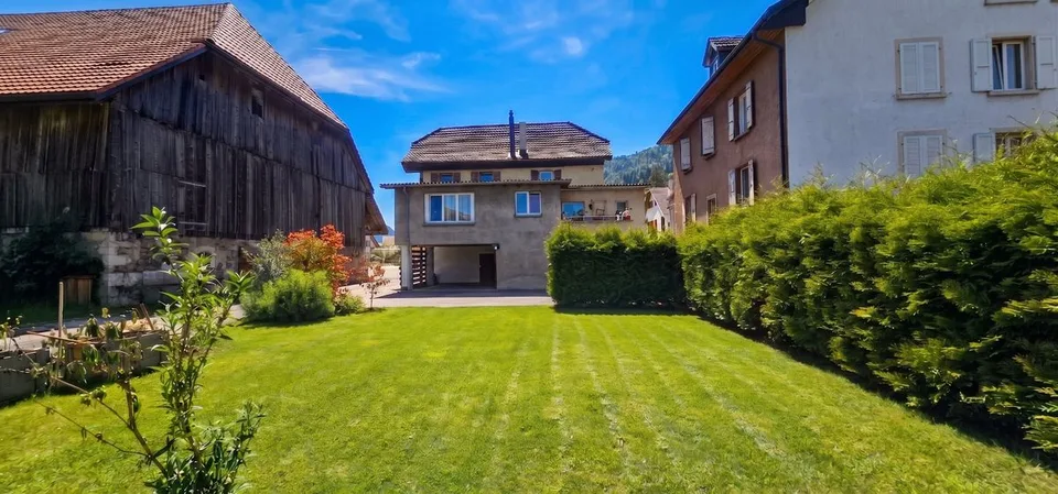 Authentique maison villageoise, Charme et volumes à Boveresse