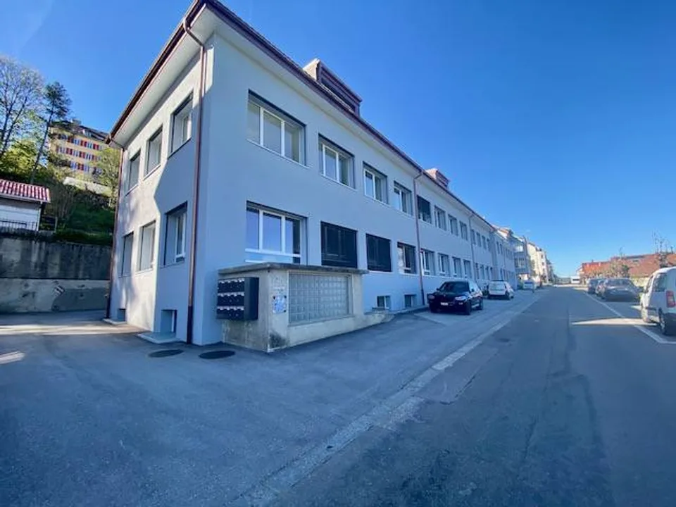 To seize! Sale in bulk, or separately, 7 lots including 5 rented, in a building with 13 lots