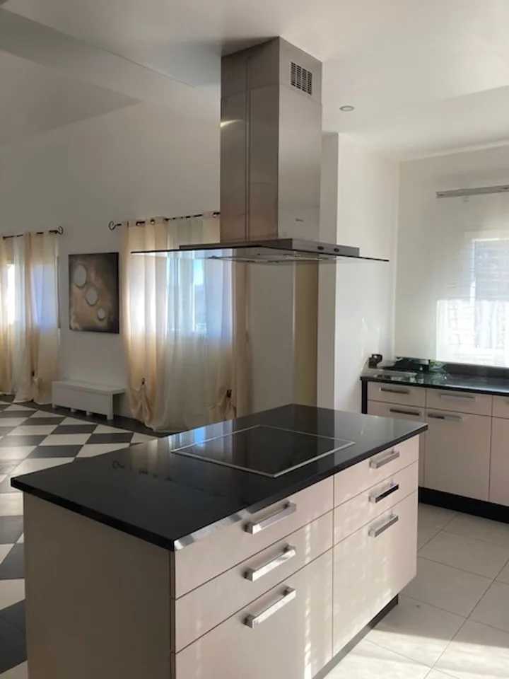 Nuove ristrutturazioni a questo immobile di 6 locali in duplex + 3 locali - Terrazze, coperto per auto