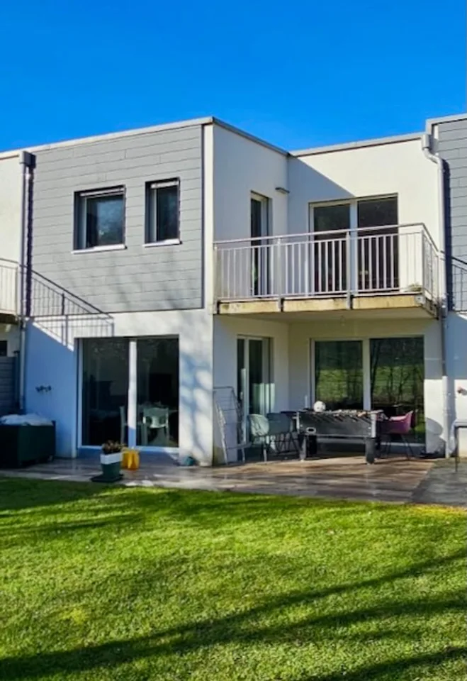 Adjacent villa located in a pleasant sought-after neighborhood of Fleurier