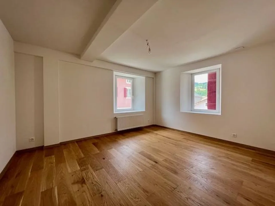 Renoviertes Gebäude, 3 von 5 Einheiten vermietet, 4 Wohnungen und ein Geschäftslokal