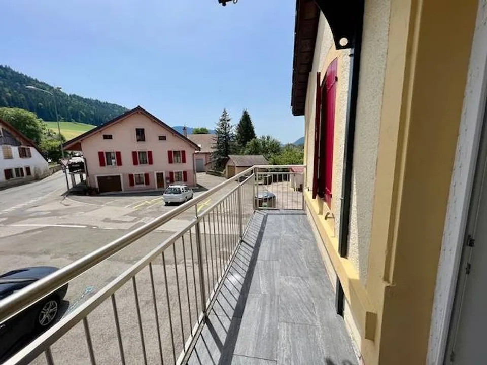 Renoviertes Gebäude, 3 von 5 Einheiten vermietet, 4 Wohnungen und ein Geschäftslokal