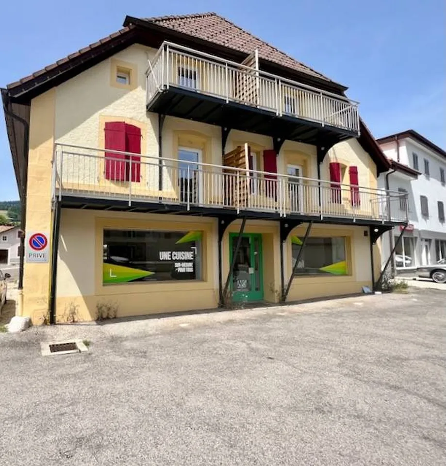 Renoviertes Gebäude, 3 von 5 Einheiten vermietet, 4 Wohnungen und ein Geschäftslokal