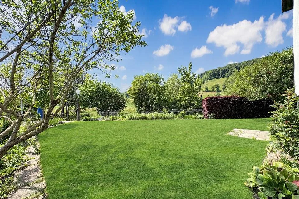 Zweifamilienhaus mit Pool und traumhaftem Garten an der Worble