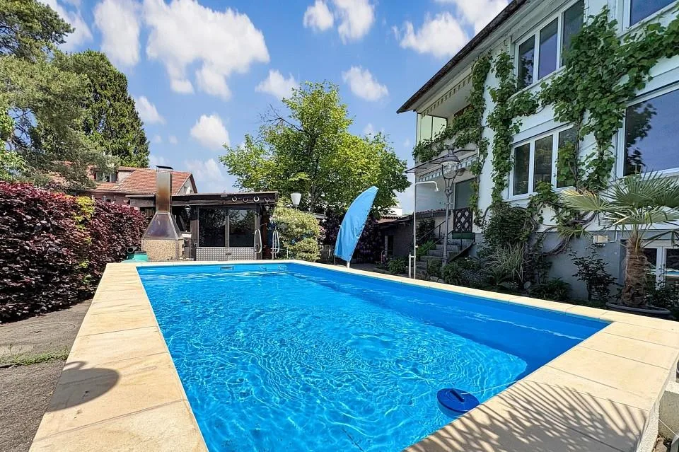Zweifamilienhaus mit Pool und traumhaftem Garten an der Worble