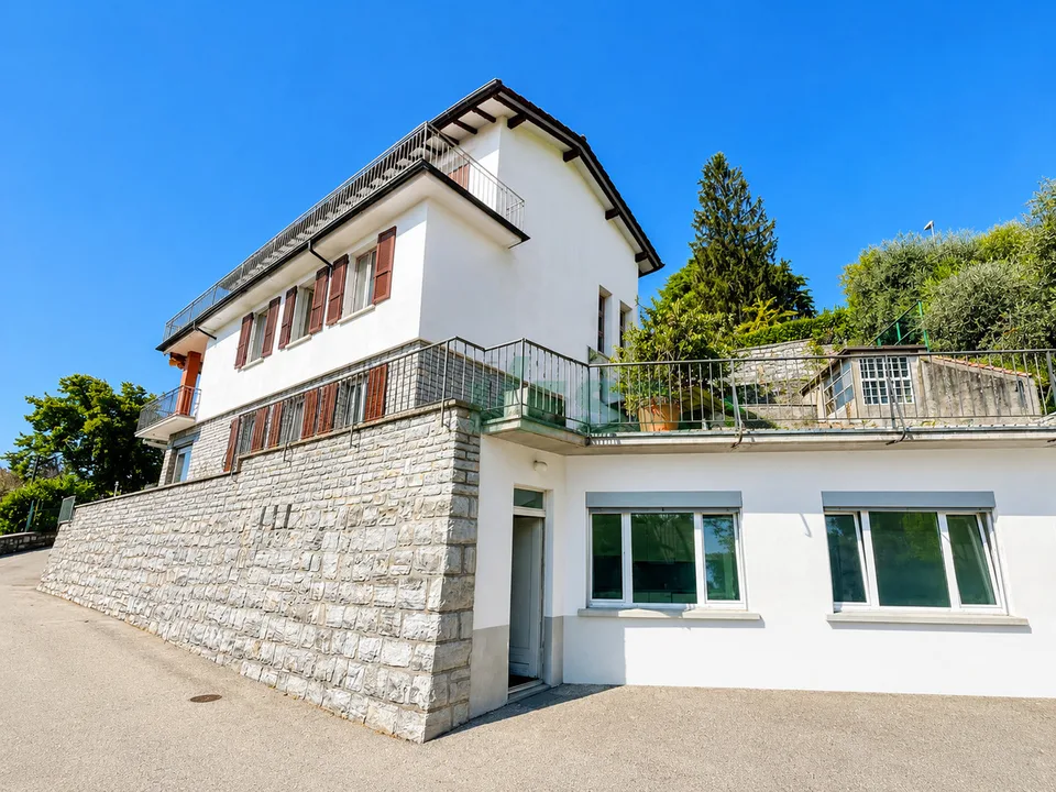 Ampia casa con 3 appartamenti di diverse dimensioni, con bella vista