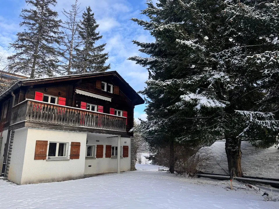Charmantes unabhängiges Chalet am Eingang von Crans mit hohem Renovierungspotenzial