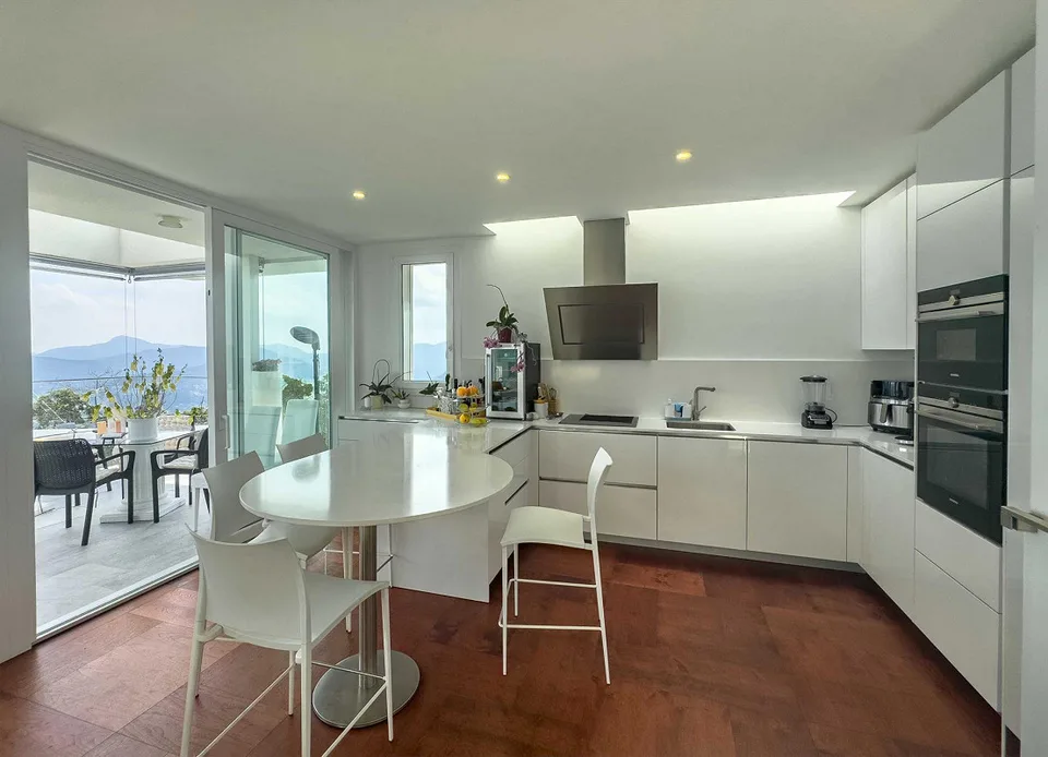 Prestigeträchtige Villa mit Seeblick und Pool in Cademario