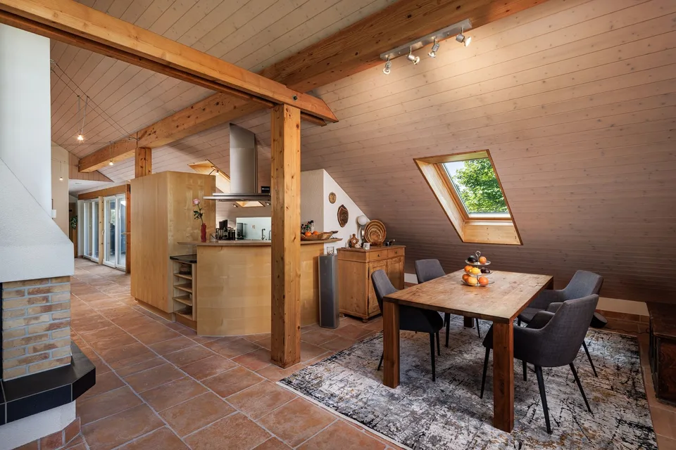 Grosszügige 6.5 Zimmer-Dachwohnung an bester Lage
