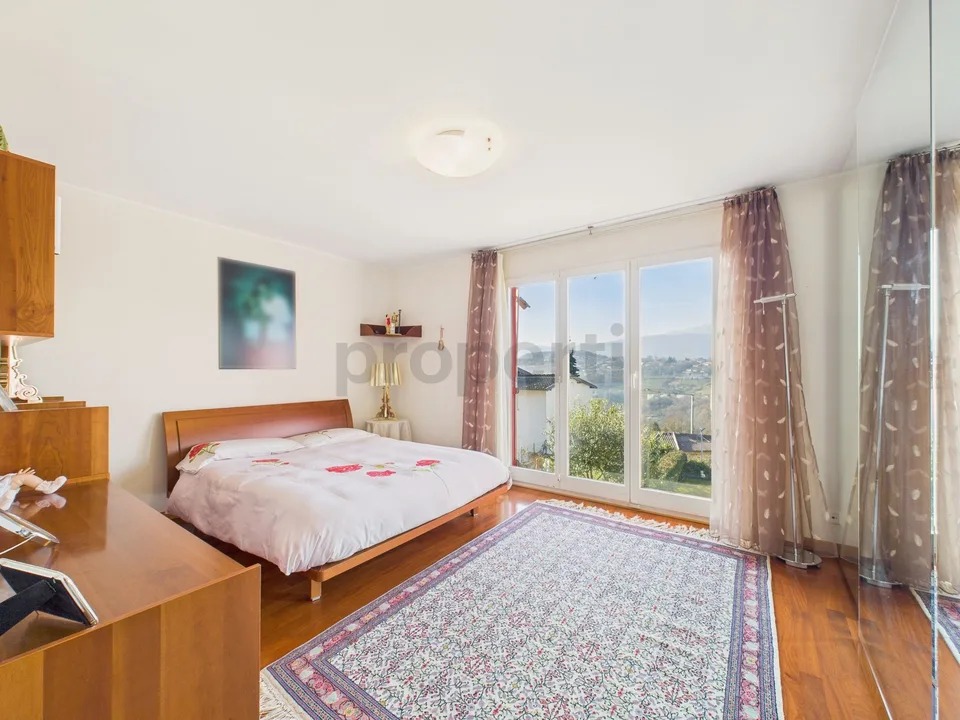 Elegante casa indipendente 6.5 locali con giardino e vista aperta a Davesco-Soragno