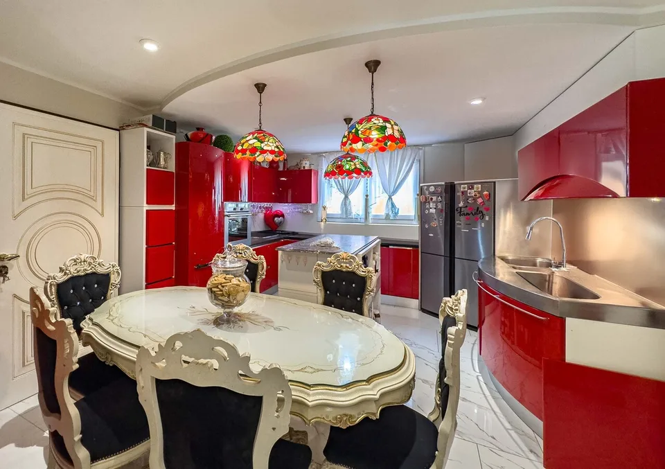 Casa con grande giardino a Figino a poca distanza dal lago