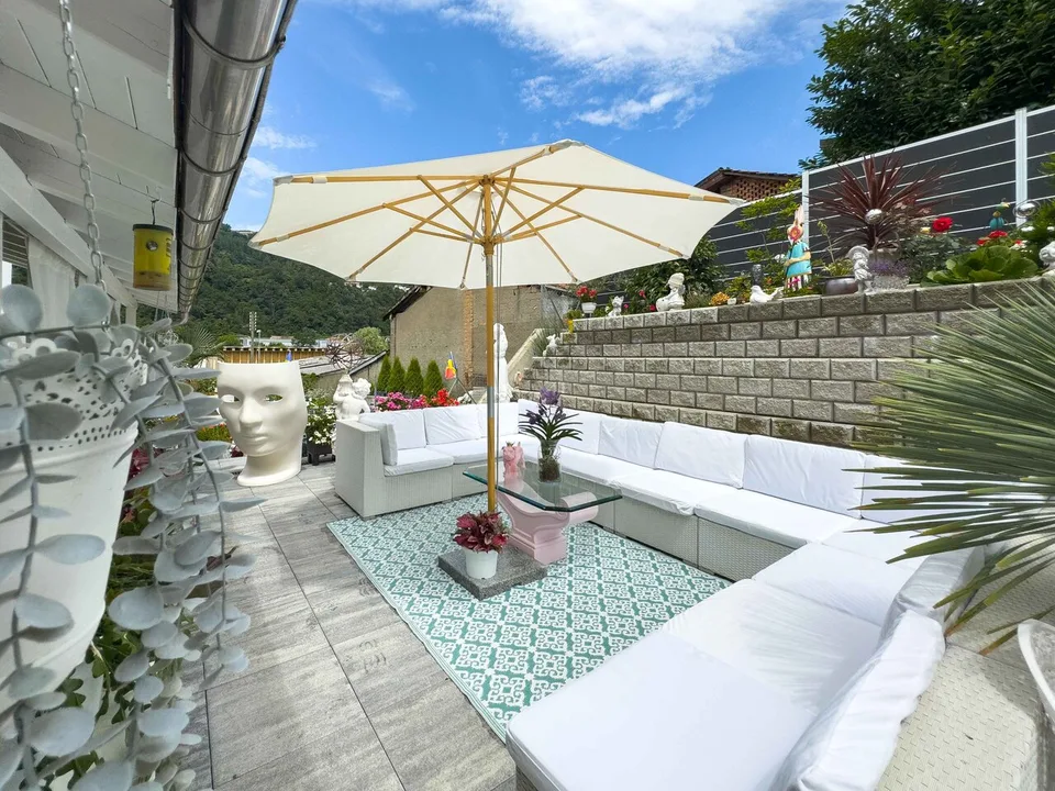 Casa con grande giardino a Figino a poca distanza dal lago