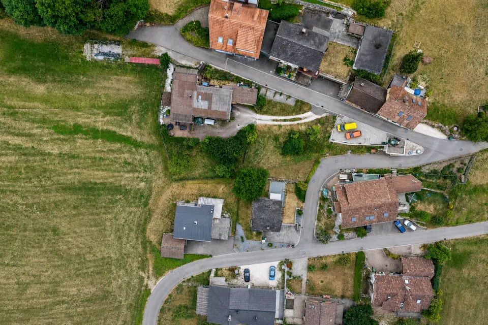 Terrain à bâtir avec projet de construction pour quatre petites maisons dans un emplacement ensoleillé en bordure de forêt – photo 6 sur 6