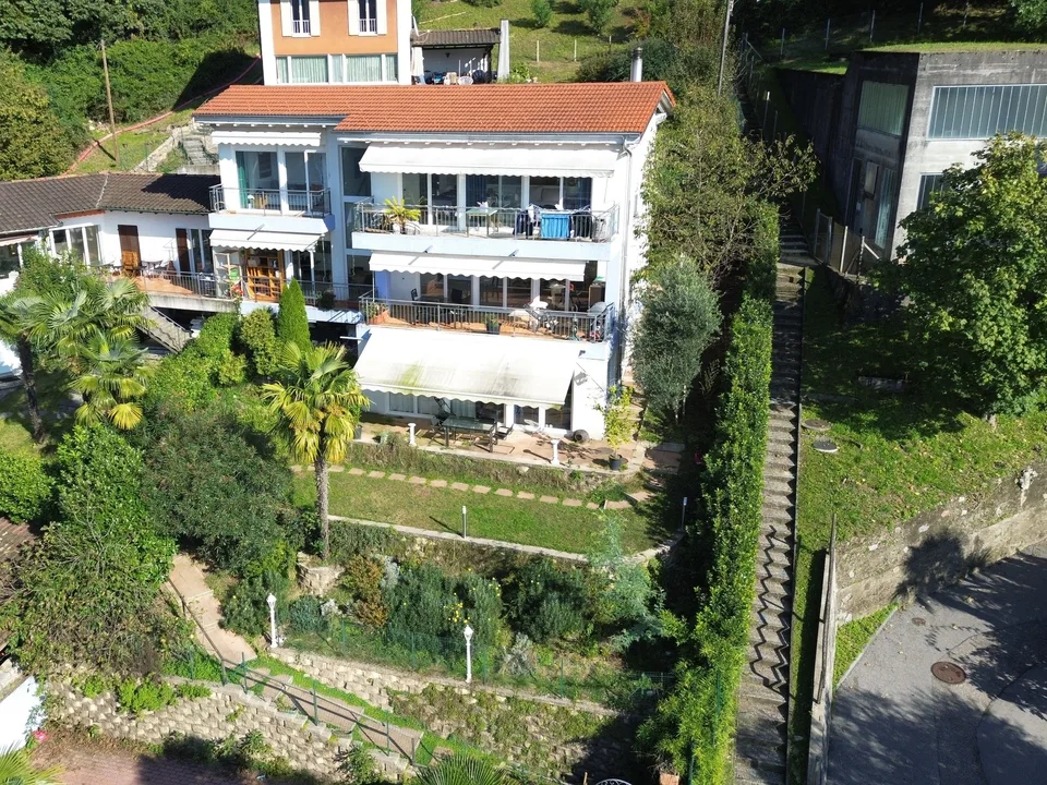 Charming detached house with 4.5 rooms and lake view with expansion potential in Bissone