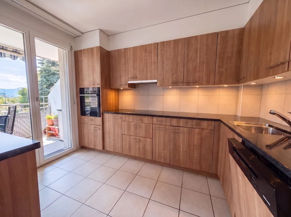 Apartment for sale in Lausanne - 3 rooms of 75 m² with 2 bathrooms and large balcony and indoor parking