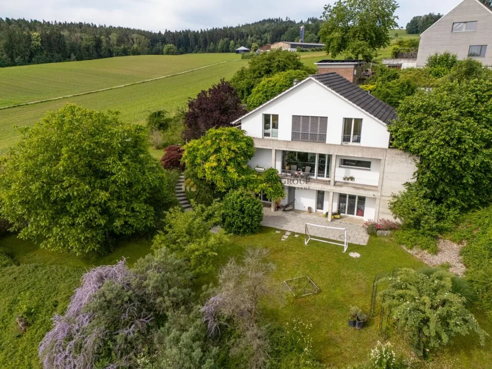 Lichtdurchflutetes Familienparadies mit traumhafter Alpensicht und maximaler Privatsphäre in Hagenbuch