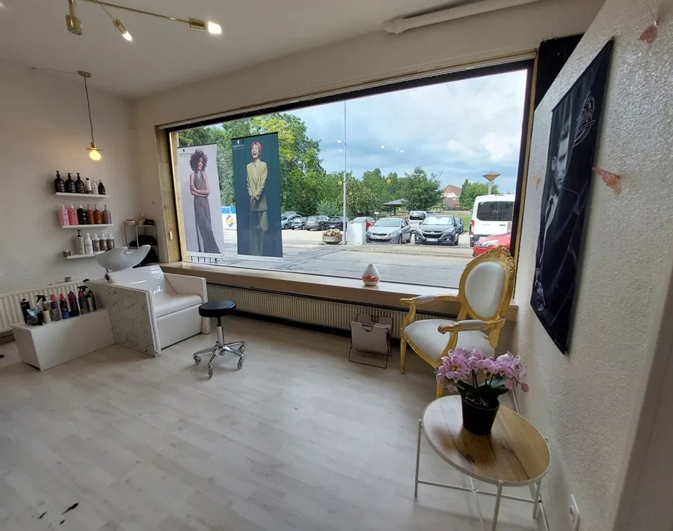 Maison villageoise avec jardin offrant deux appartements et un espace commercial