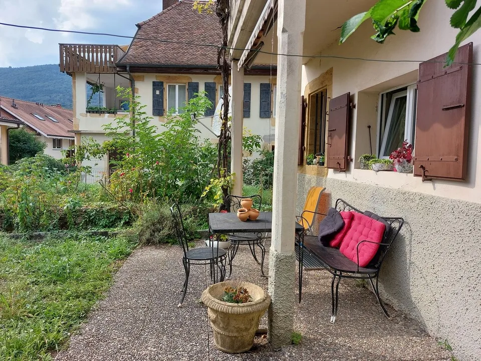 Dorfhaus mit Garten, das zwei Wohnungen und einen Gewerberaum bietet – Foto 6 von 13
