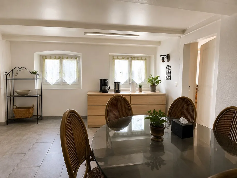 Dorfhaus mit Garten, das zwei Wohnungen und einen Gewerberaum bietet – Foto 11 von 13