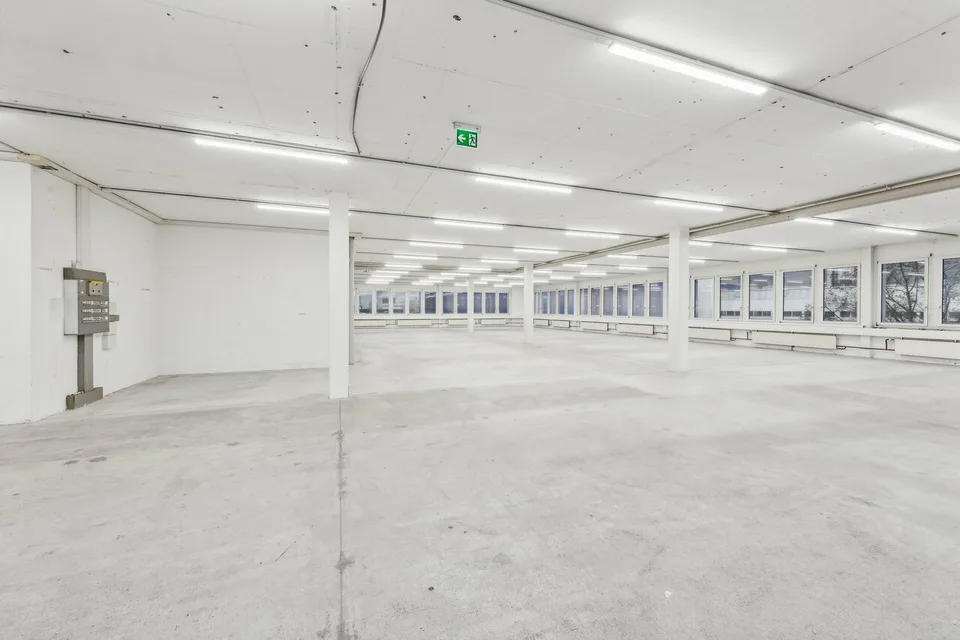Flexible commercial space directly on the A1 - accessible, versatile