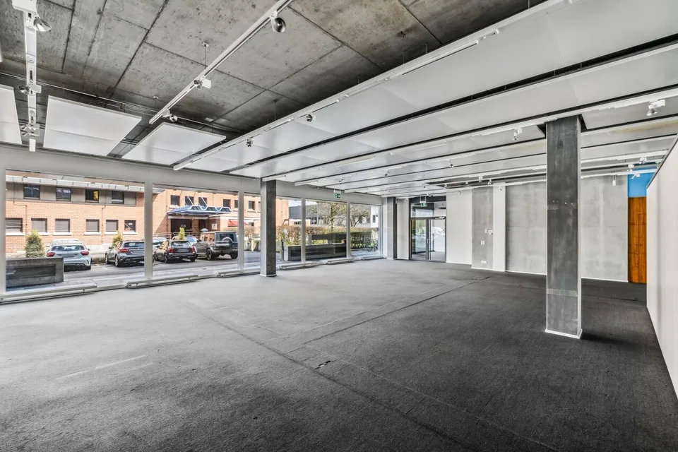Modern Ground Floor Space in High-Quality Office Building in Steinhausen