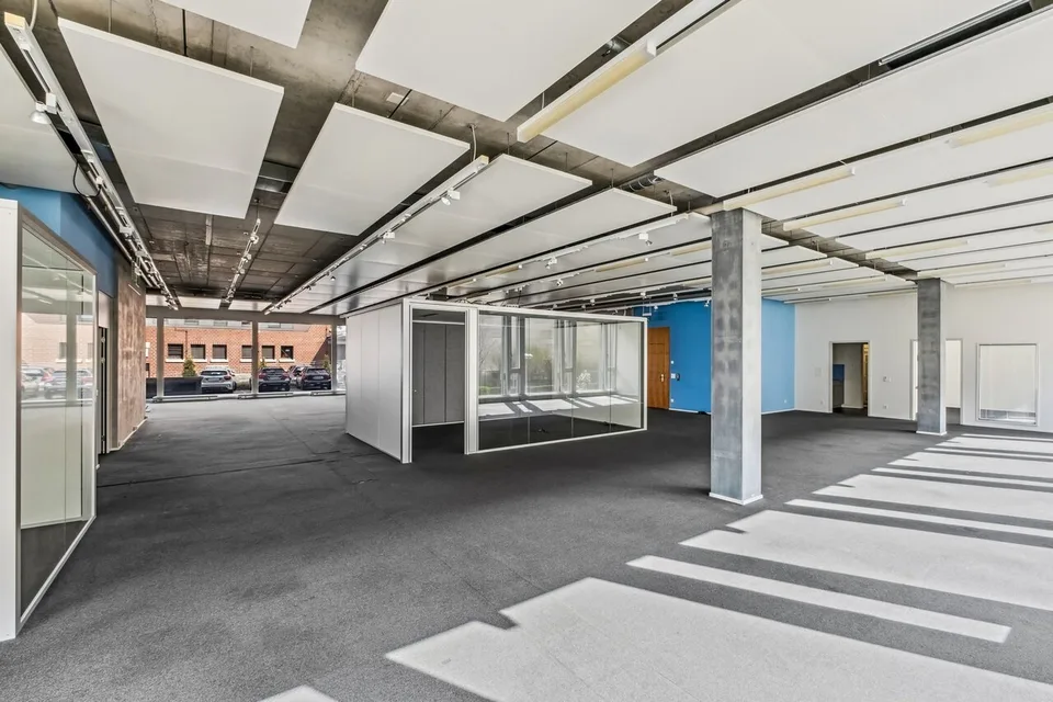 Modern Ground Floor Space in High-Quality Office Building in Steinhausen