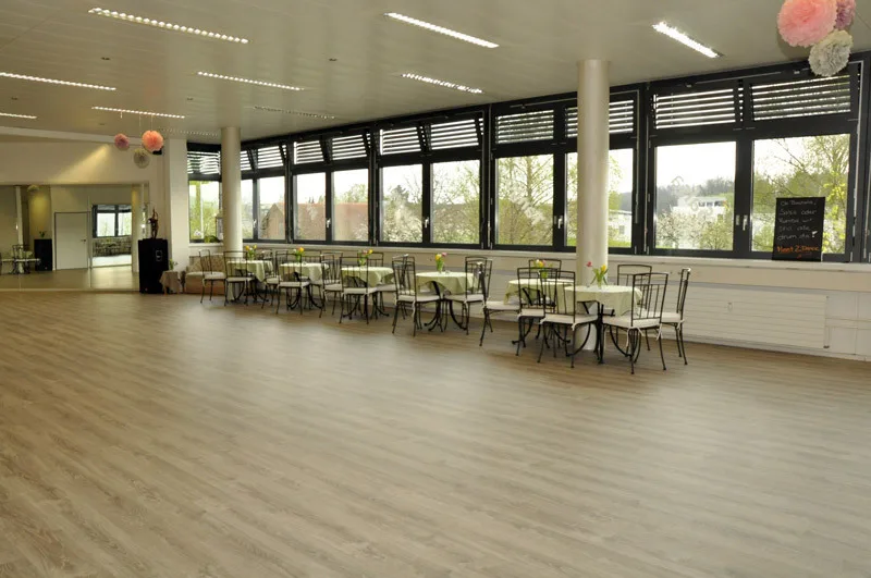 Versatile e Accogliente - Il Tuo Spazio Commerciale a Oberglatt