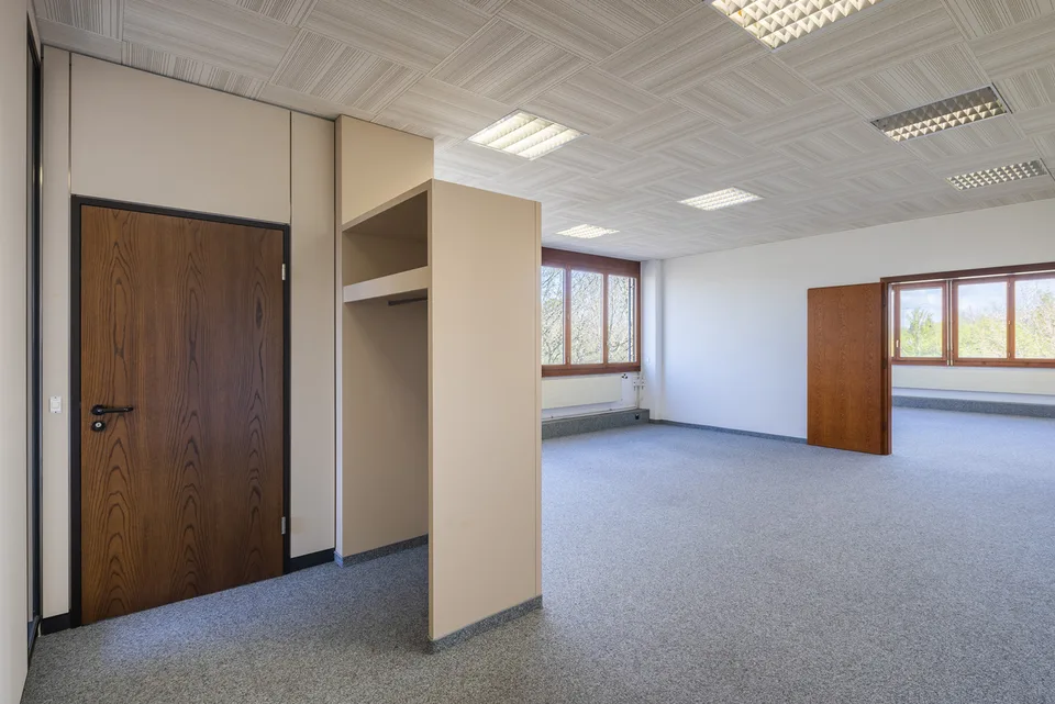 Bureau lumineux dans le quartier industriel