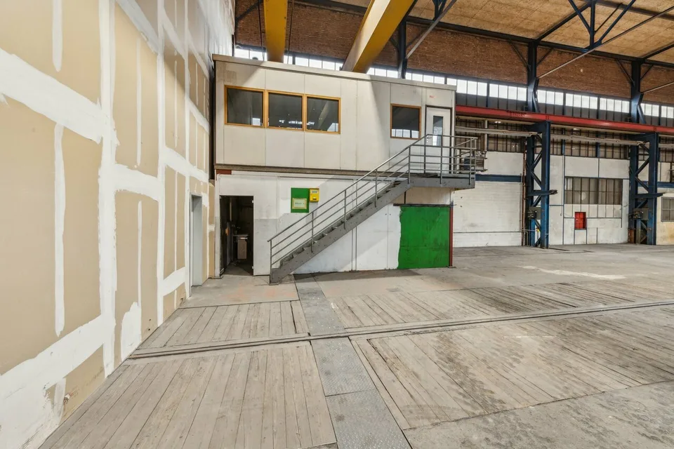 Hall industriel spacieux avec des options d'utilisation polyvalentes