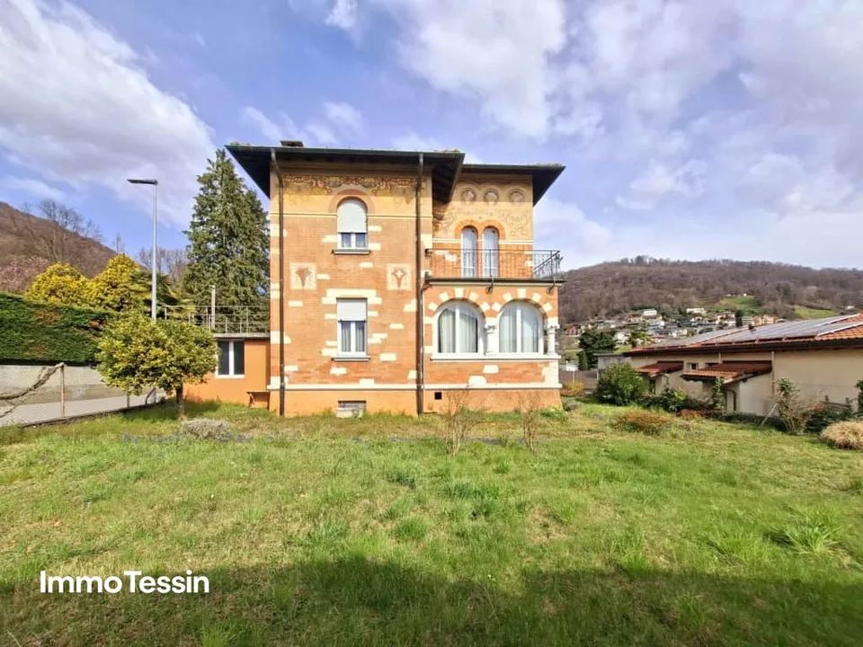 RARITY: Unique Liberty House with beautiful panoramic views, large garden and garage in a quiet location