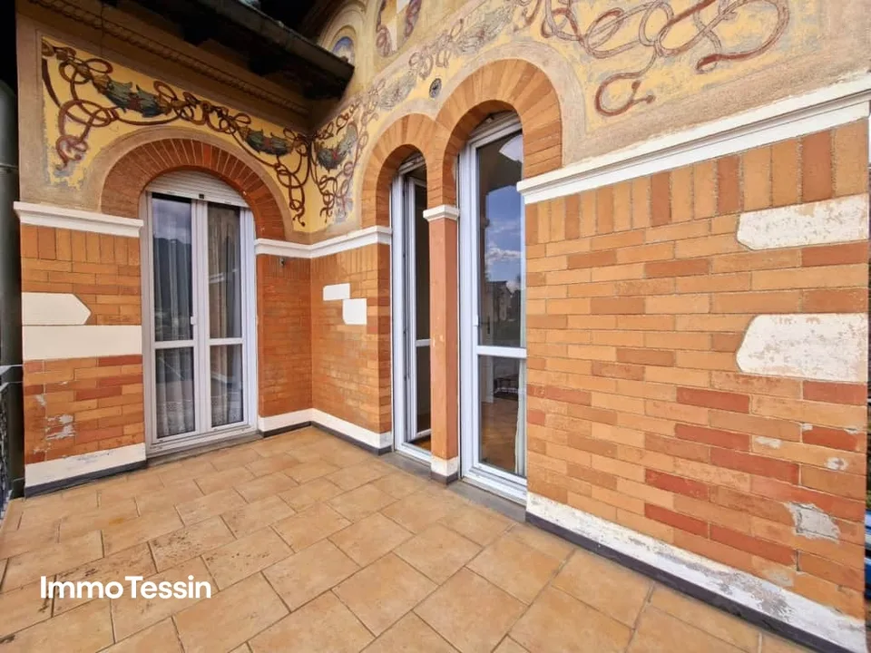 RARITY: Unique Liberty House with beautiful panoramic views, large garden and garage in a quiet location