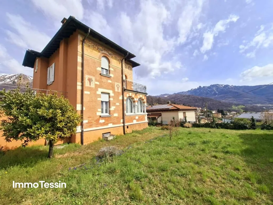 SELTENHEIT: Einmaliges Liberty Haus mit wunderschöner Weitsicht, grossem Garten und Garage an ruhiger Lage
