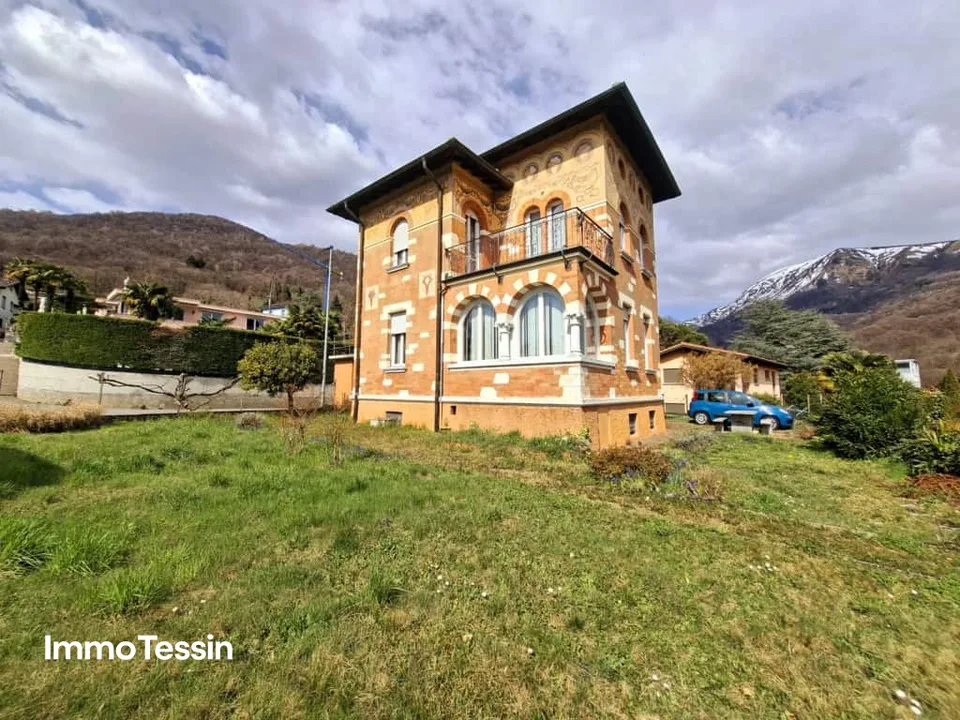 RARITY: Unique Liberty House with beautiful panoramic views, large garden and garage in a quiet location
