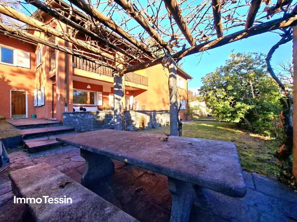Locarno Monti: Grande appartamento al piano terra in una posizione privilegiata con un giardino privato di 400 m2