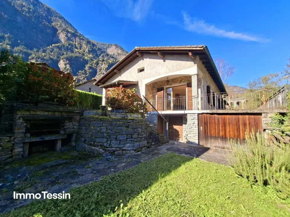 RARITÀ: Casa sull'isola a Giornico, il villaggio premiato come il più bel villaggio della Svizzera