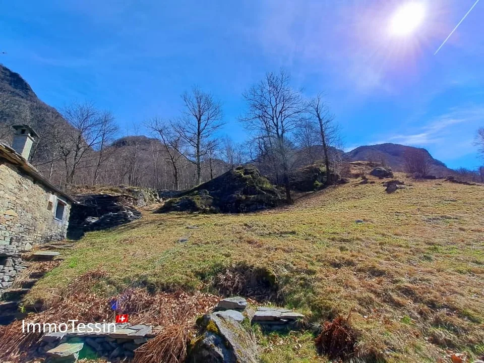 Rustico an aussergewöhnlicher Alleinlage inmitten eines 10`000 m2 Grundstückes
