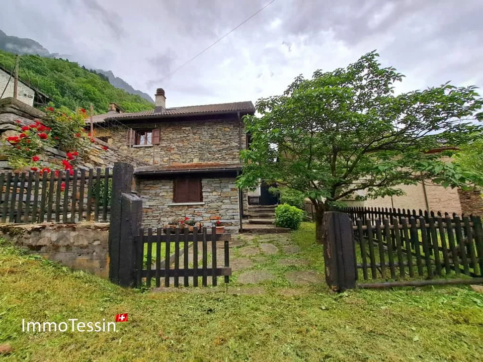 Rustico lussuosamente ristrutturato con vista panoramica e comfort moderno vicino al Passo del Lucomagno