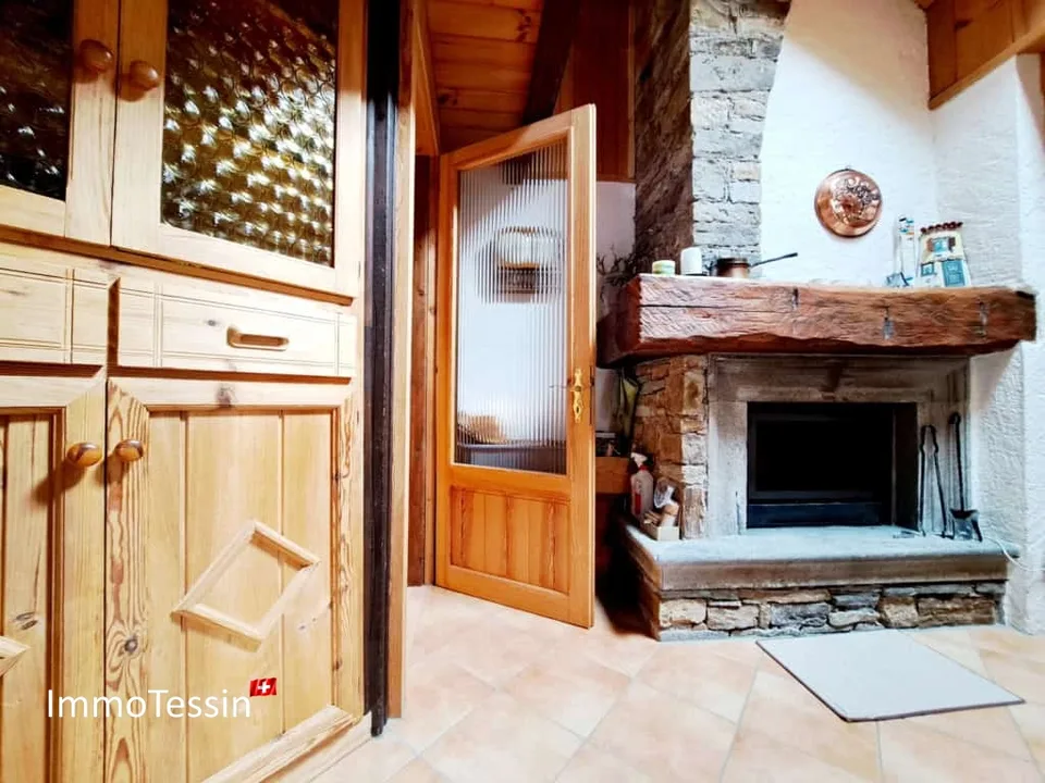 Rustico lussuosamente ristrutturato con vista panoramica e comfort moderno vicino al Passo del Lucomagno