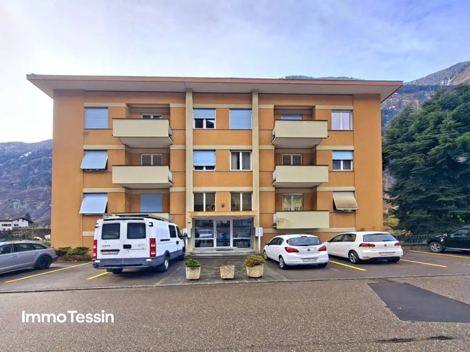 SELTENHEIT: Komplette Etage mit 2 Wohnungen und 8 Zimmer an strategisch hervorragender Lage und nahe am Fluss zum Top-Preis