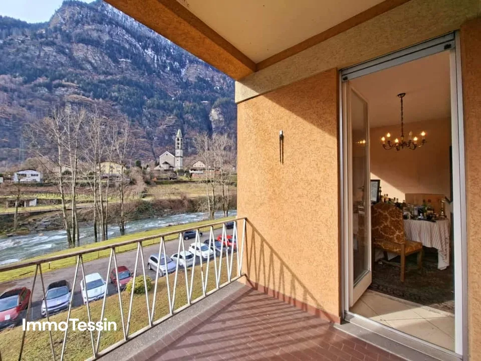 SELTENHEIT: Komplette Etage mit 2 Wohnungen und 8 Zimmer an strategisch hervorragender Lage und nahe am Fluss zum Top-Preis