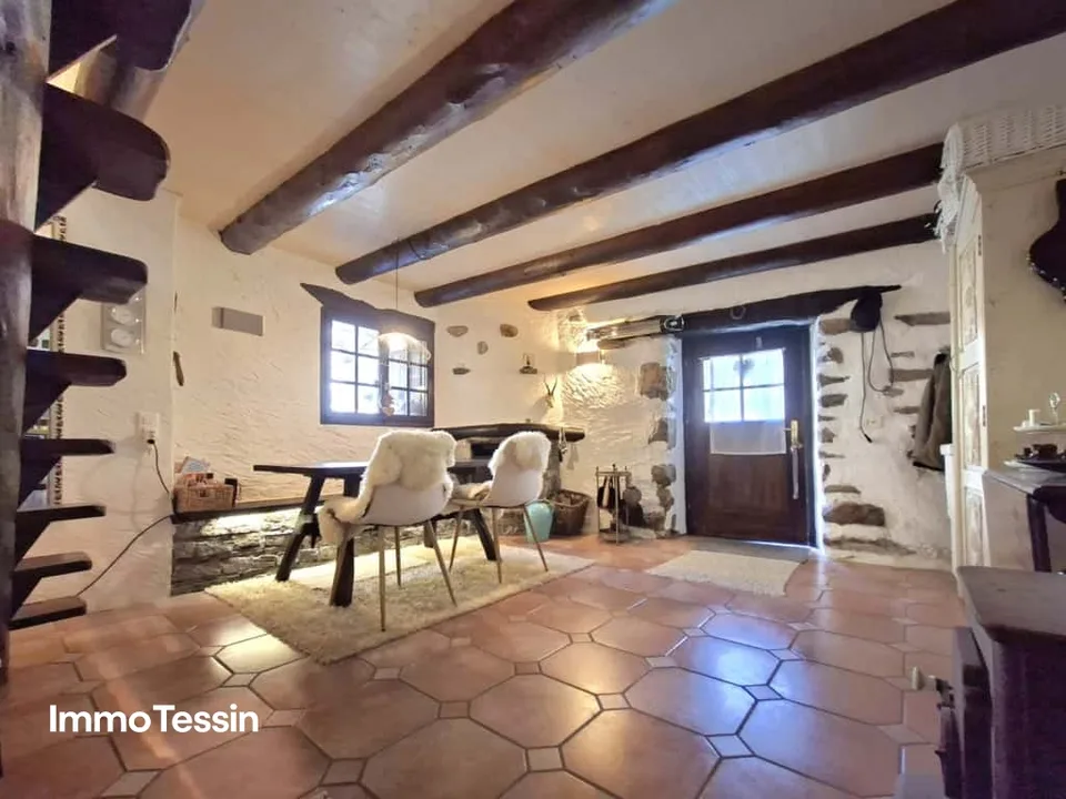 GELEGENHEIT: Wunderschönes Rustico im Grünen mit Terrasse, Pool & Naturgrundstück nahe der Verzasca